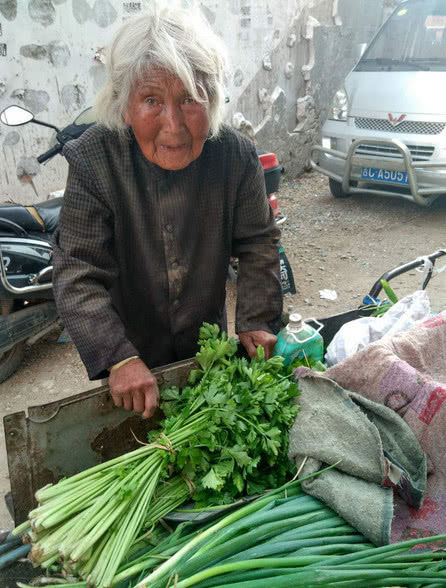 为讨生活,百岁老人弯腰推破车卖菜,却遭人嫌弃!