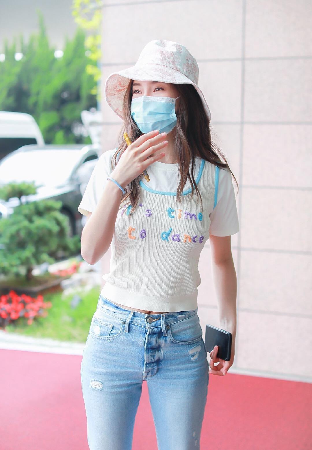 angelababy真会穿一件白t恤搭针织衫背心清纯唯美女神范十足