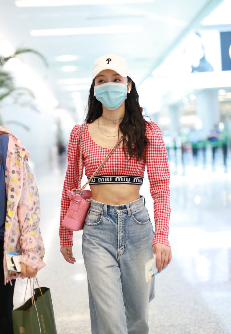 演《陈情令》让她一飞冲天,今穿露腰装高调出街,身材太绝了