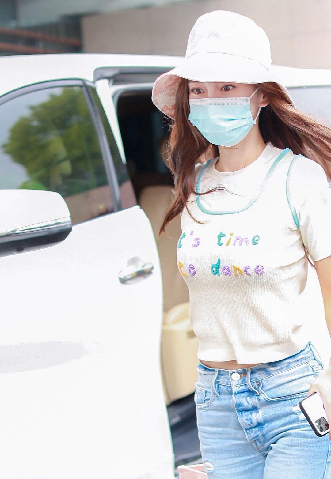 angelababy真会穿一件白t恤搭针织衫背心清纯唯美女神范十足