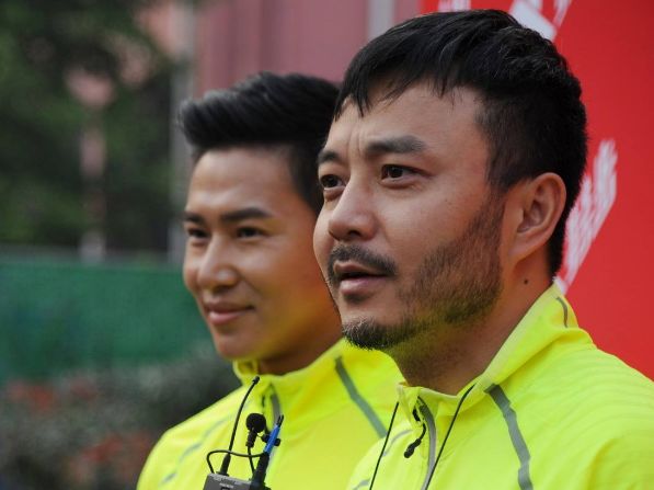 黄圣依好像也给赵本山磕头送茶,但是现在看看他们,跟本山传媒好像也没