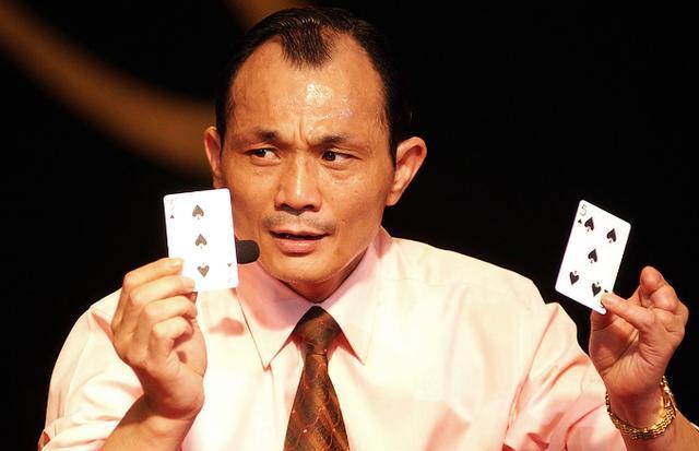 他是江西赌王,靠赌赢近亿身家,因千术露馅被砍断双腿,三根手指|尧建云