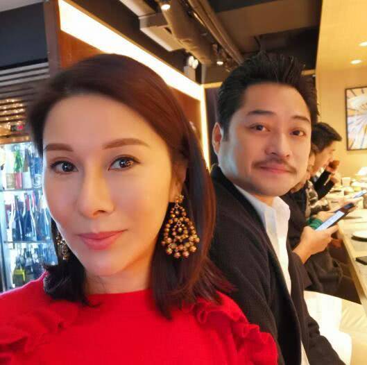 二婚嫁给美容医生,如今43岁宛如少女很幸福|卢惠光|黎淑贤|婚嫁_新浪