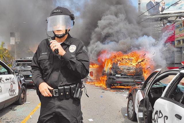 抗议冲突蔓延全美,洛杉矶警察局警车遭到不法分子攻击,一些警车被纵火