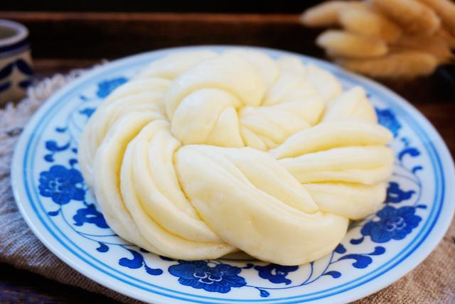 面粉做出新花样,做法简单,蓬松暄软,比馒头好吃|花卷|面食|花样_新浪