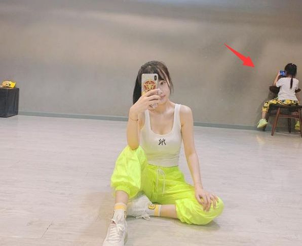 李小璐晒健身照片,甜馨背影引人关注,网友:最近没做头发吗