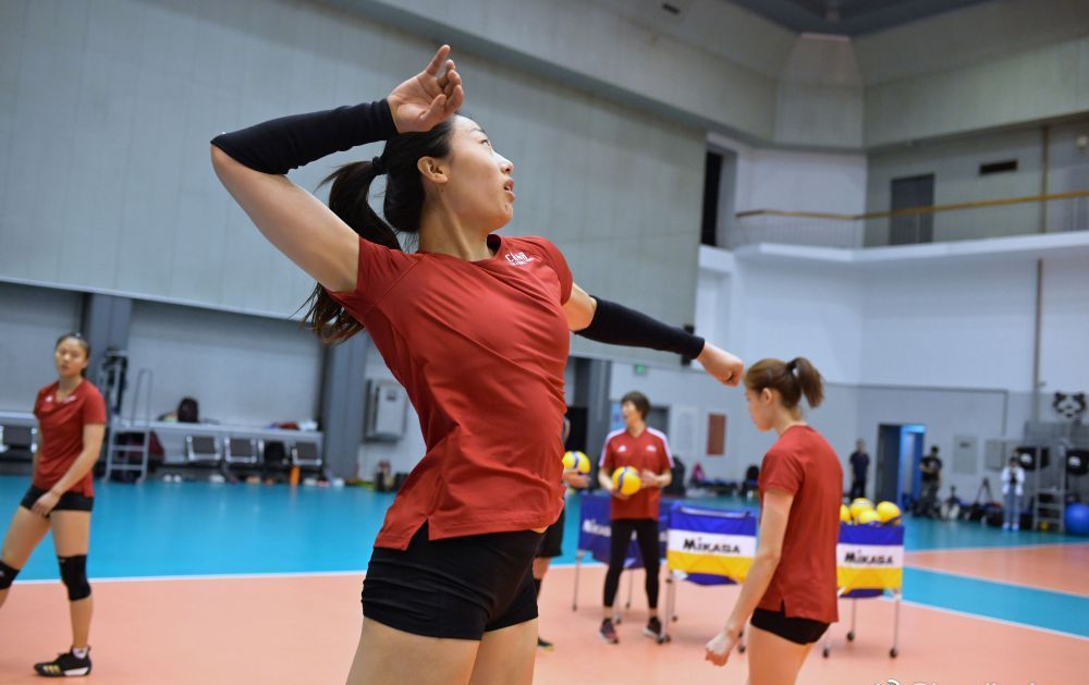 中国女排最新封闭集训照片刘晏含太健美了她为改打接应做准备