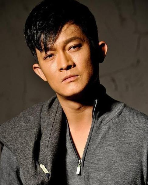 他被导演亲哥提拔,捧了13年都不红,拍戏被炸伤患重度抑郁