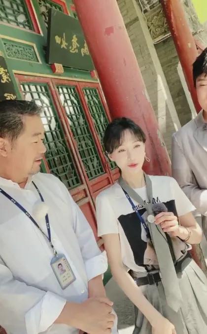 郑爽晒证件照但生图能打,与65岁张国立合体剪彩,他头发花白一片