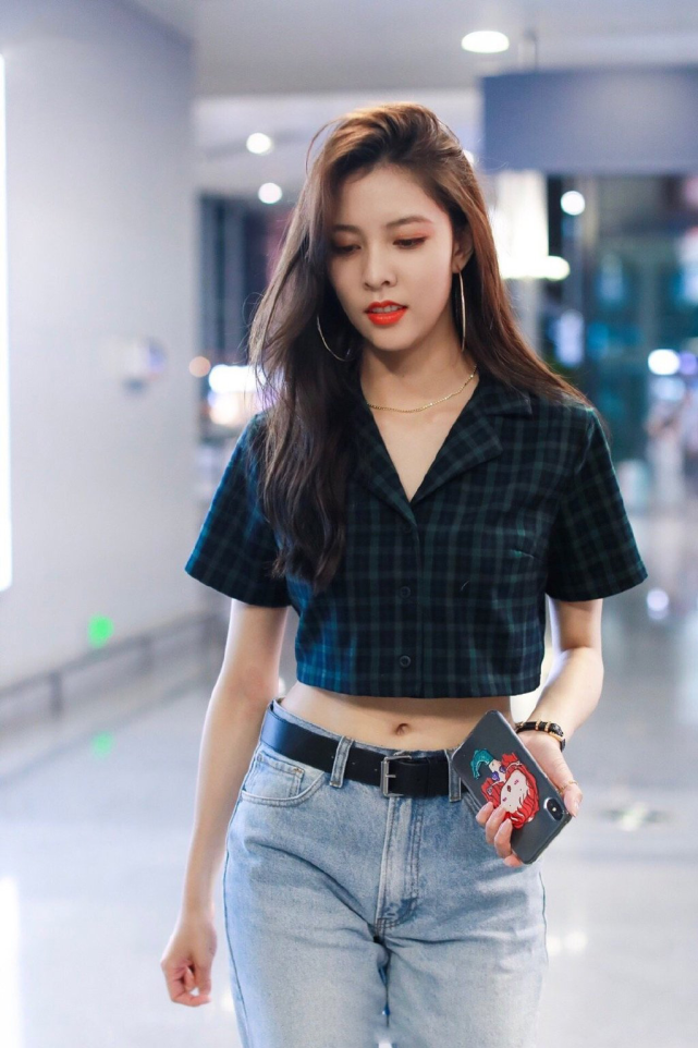 宋妍霏气场十足,牛仔衬衫搭配经典牛仔裤走机场,时髦减龄|宋妍霏|牛仔