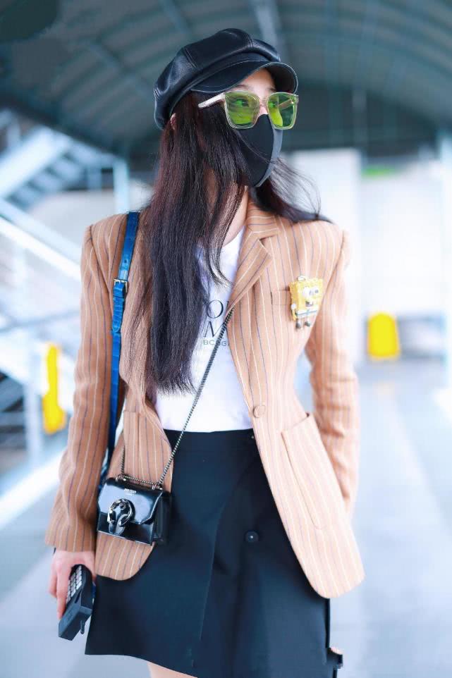 范冰冰果然很有国际范,棕色西服搭配半身裙清新俏皮,女神范十足