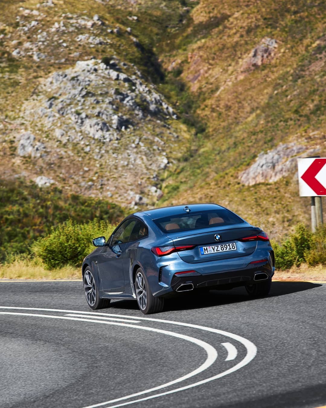 全新宝马4系双门轿跑版 采用巨大的双肾格栅造型