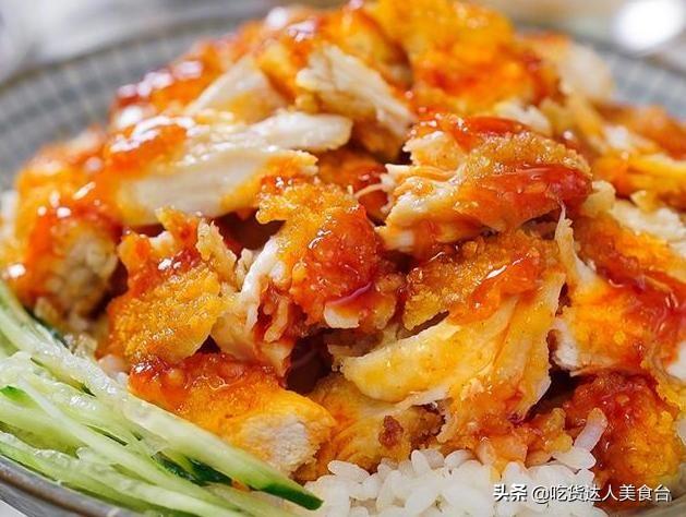 美味的鸡排饭金灿灿的脆皮鲜香肉嫩的鸡肉放什么酱料都好吃