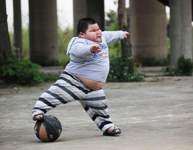 出生时只有5斤2两,后来吃肉"成瘾",如今3岁体重高达150斤