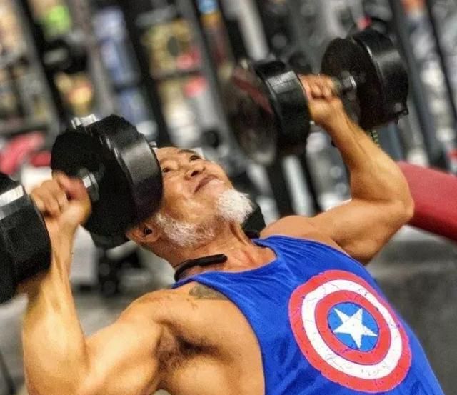 老年健身达人坚持20年,因为健身遇到自己妻子