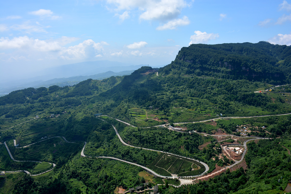 重庆很受欢迎的一座山,是巴渝十二景之一,有"川东小峨眉"之称
