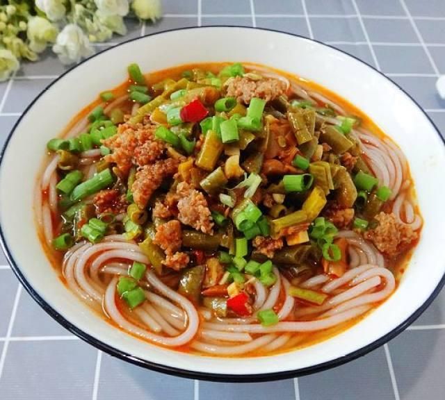 肉末豇豆红米线,劲道爽滑,酸香爽口|米线|肉末|酸豇豆_新浪新闻