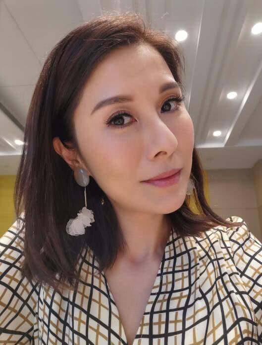 回看黎淑贤的婚姻生活,虽然曾经遭遇背叛,但是历尽千帆最终却回归平静