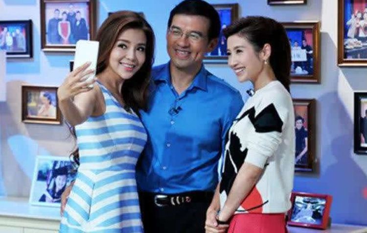 46岁央视主持朱迅近照,15岁儿子高大帅气,大9岁老公尽显老态!