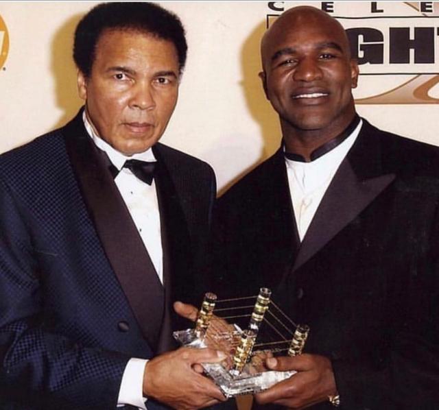 泰森危险了57岁霍利菲尔德展示超强卧推能力拳头比泰森还重