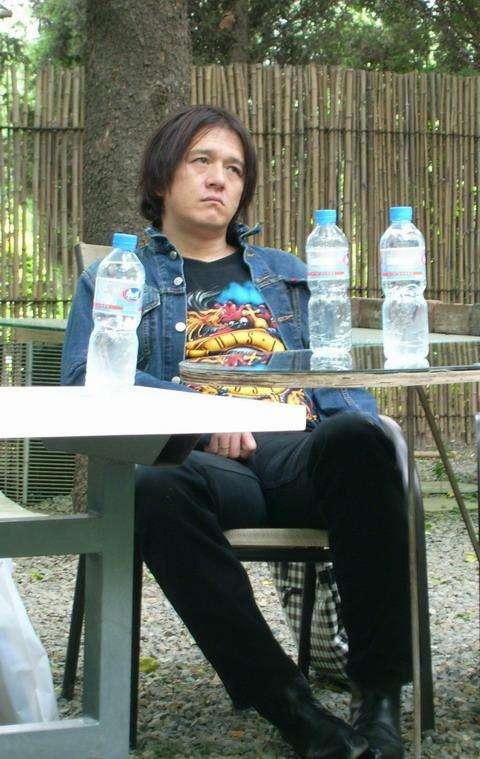 边,却踏上吸毒不归路,年仅43岁跳楼自杀|贾宏声|周迅|伍宇娟_新浪新闻