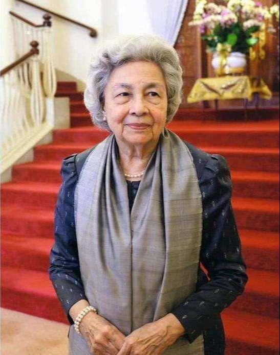 83岁柬埔寨太后携67岁国王现身祭奠国王白衣黑裙显亚洲美后风姿