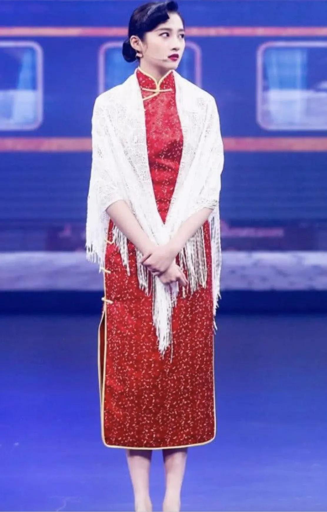 张雪迎和关晓彤都是22岁,同穿复古旗袍,却是姨太太和大小姐差距