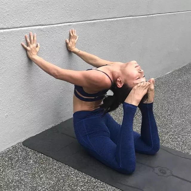 一套美背瑜伽体式,9个动作每天半小时,练出迷人背沟不是梦