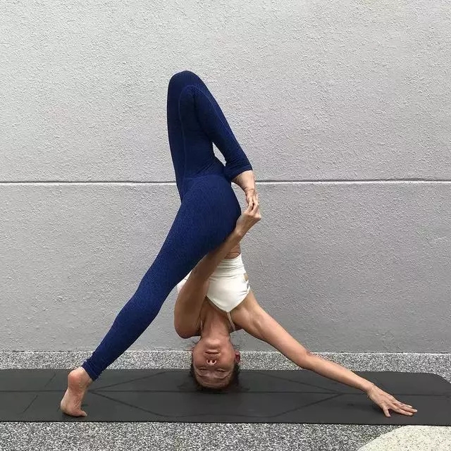 一套美背瑜伽体式,9个动作每天半小时,练出迷人背沟不是梦