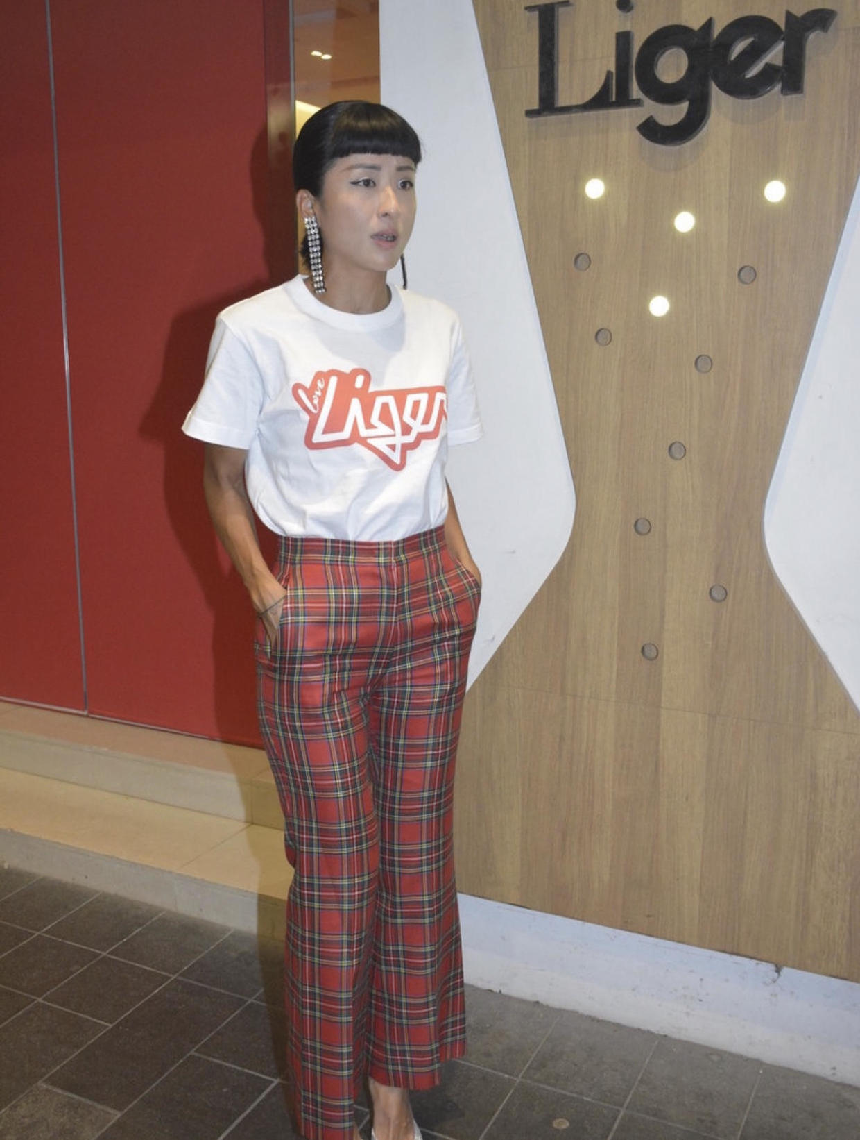 徐濠萦终于认真打扮了!t恤配阔腿裤高挑干练,清爽妆容美得自然
