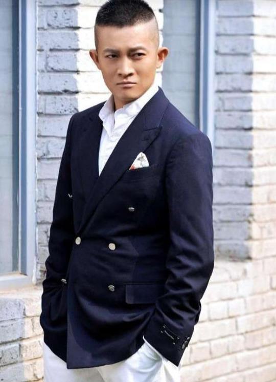 他被导演亲哥提拔,捧了13年都不红,拍戏被炸伤患重度抑郁