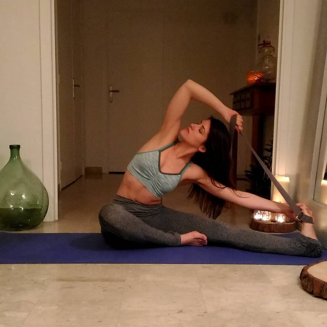 演员牛莉才是不老女神48岁身材紧致曼妙马甲线让人羡慕