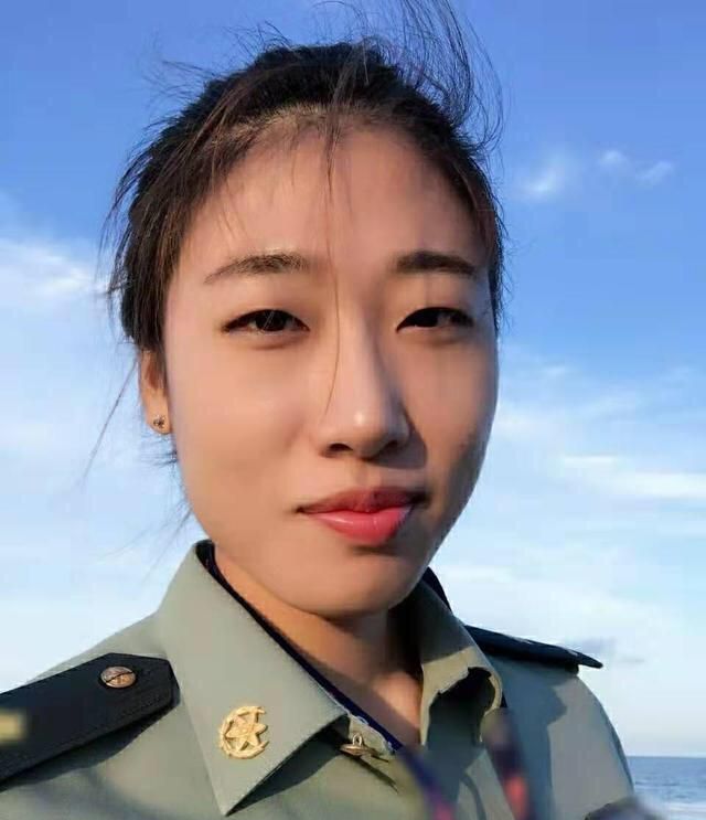 女排最性感的队员刘晏含,红嘴唇大波浪,露背礼服装
