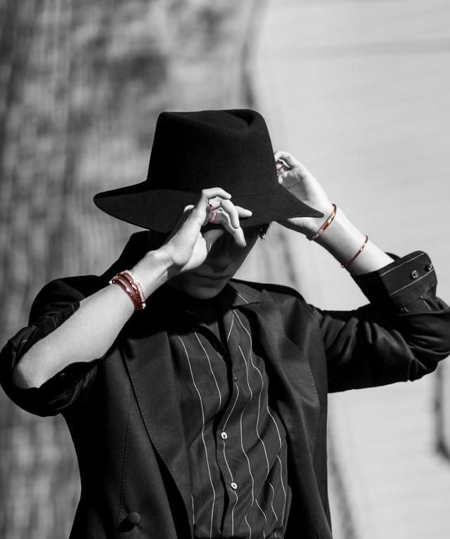 易烊千玺礼帽杀,少年西装礼帽,绅士而优雅,扶帽檐动作好苏