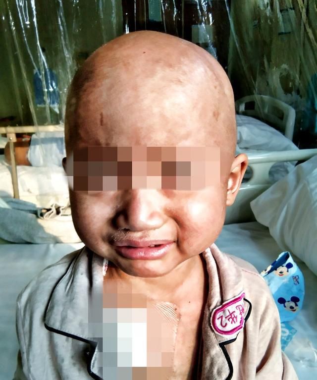 血癌男童被父母绑在床上,痛哭大喊"救救我"