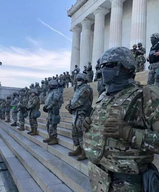 白宫墙外电闪雷鸣,两名国民警卫队士兵遭雷劈,现场人群惊呼逃散