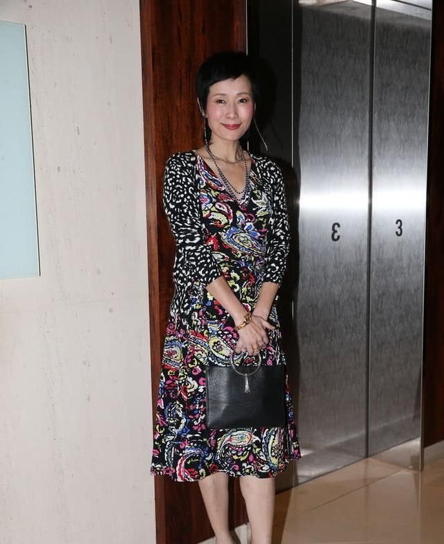 叶童终于穿对了,超短男子发搭印花连体裤,57岁不扮嫩好气质