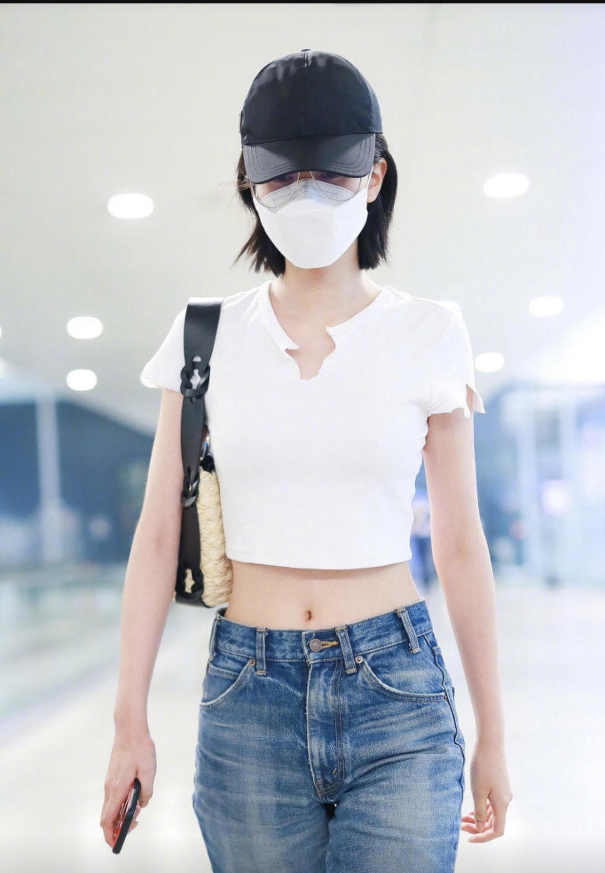 乔欣到底有多瘦穿白色露脐装随性洒脱小码牛仔裤竟然还嫌大