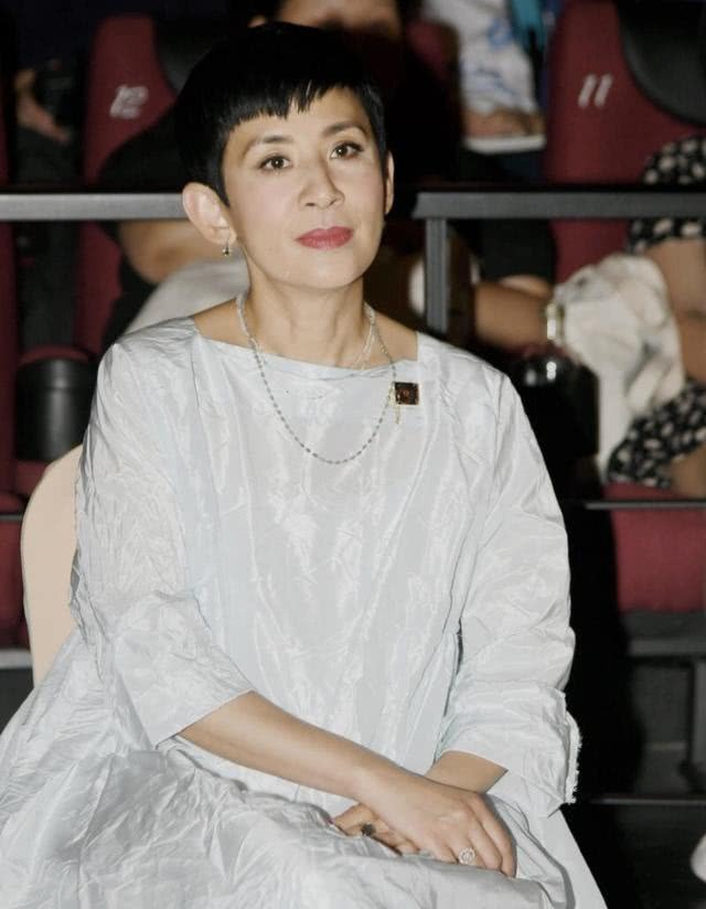 吴君如不愧是陈可辛老婆穿白色娃娃装连衣裙配沙宣头哪像53岁