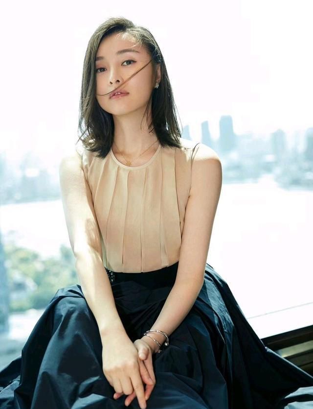 沈佳妮素颜出镜肌肤状态很真实穿白t配贝雷帽简约又时髦