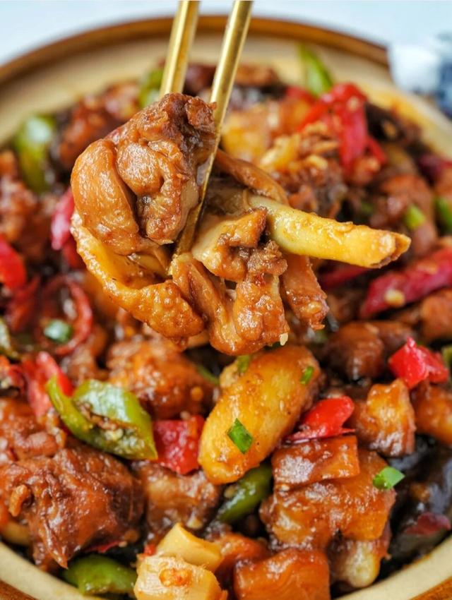 小公鸡别再炖汤喝了,试试这么做,鲜嫩巨下饭,我家经常吃|小公鸡|香菇|