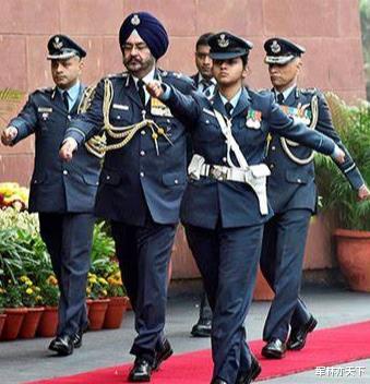 印度防长的左膀右臂,陆军上将荣誉满身,空军上将的丸子头很拉风