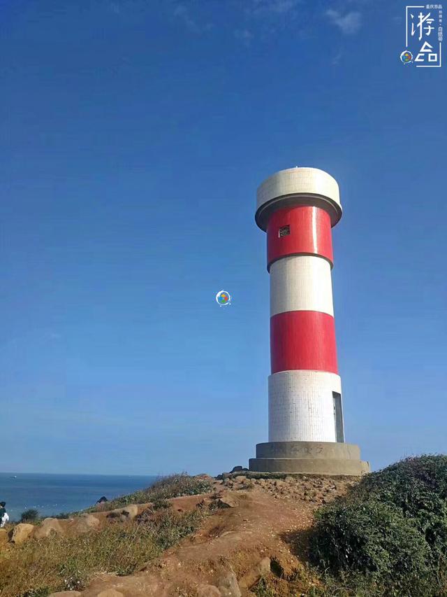 福建漳州镇海角蓝色公交车和红白相间的灯塔却要收费才能拍照