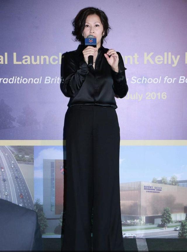 tvb四大花旦之一"陈慧珊"真的老了,穿西装配牛仔裤,状态憔悴