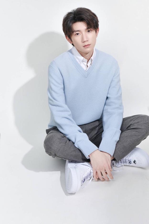 王源身着白色t恤卷发造型十分吸睛满满清爽少年感