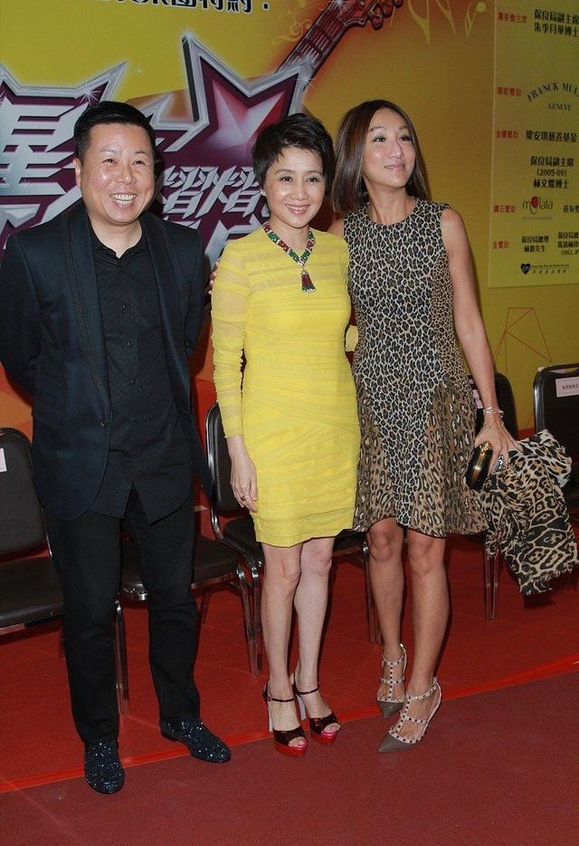 被赌王四太梁安琪身材惊艳黄色修身连衣裙配高跟鞋不像60岁