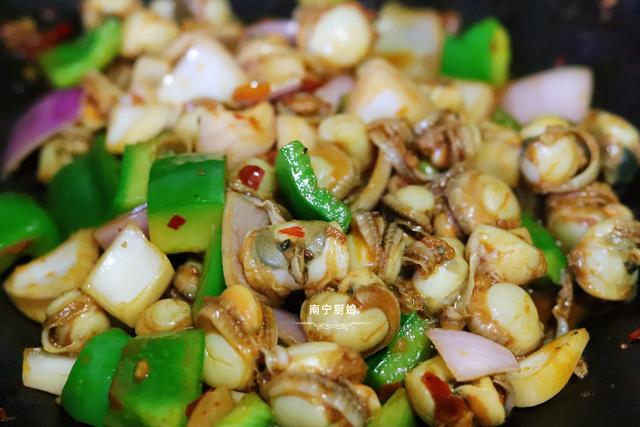 青椒别再炒肉了加入这种小海鲜一起炒香辣q弹下酒又下饭