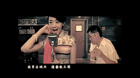 《千里之外》里的天涯歌女↓《发如雪》里的红衣女子↓的确,随便数数