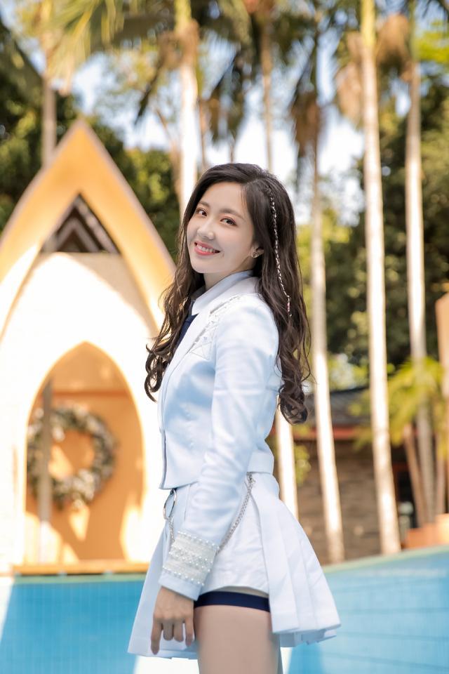 创造营2020王艺瑾纯白制服超美,最后一个手势代表什么?