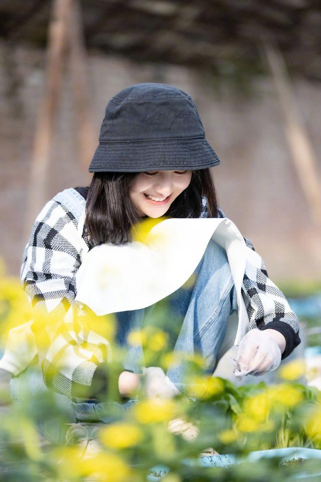 难怪出道就成"顶流",郑爽穿牛仔背带裤戴渔夫帽,嫩成初中生了